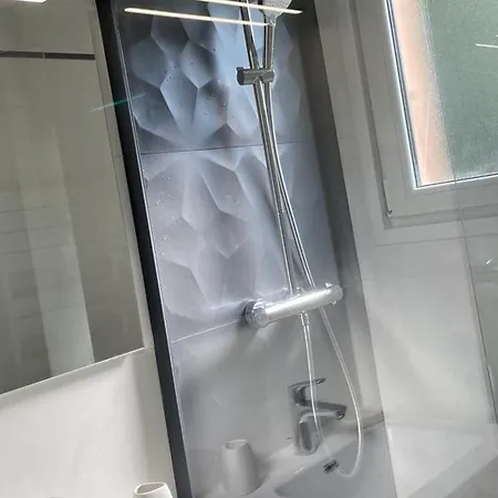 Cozy Avec Terrasse, Wi-fi Et Parking à évian-les-bains - Fr-1-498-15 Appartement